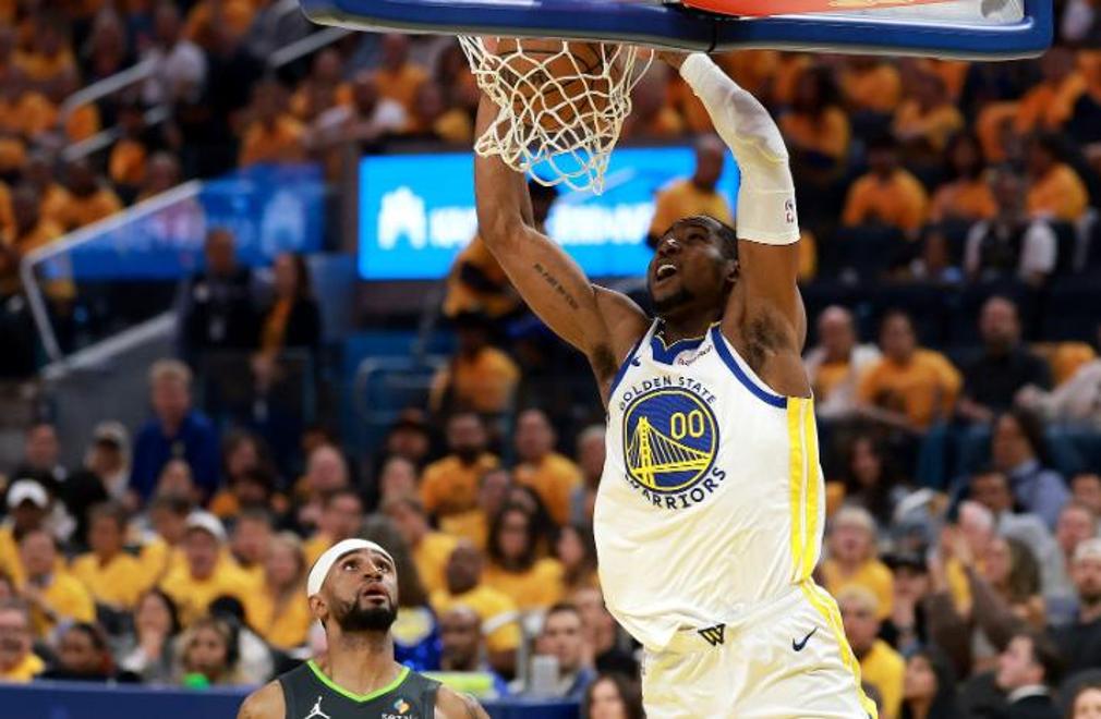 安切洛蒂与阿隆索深入交流 安切洛蒂与阿隆索深入交流